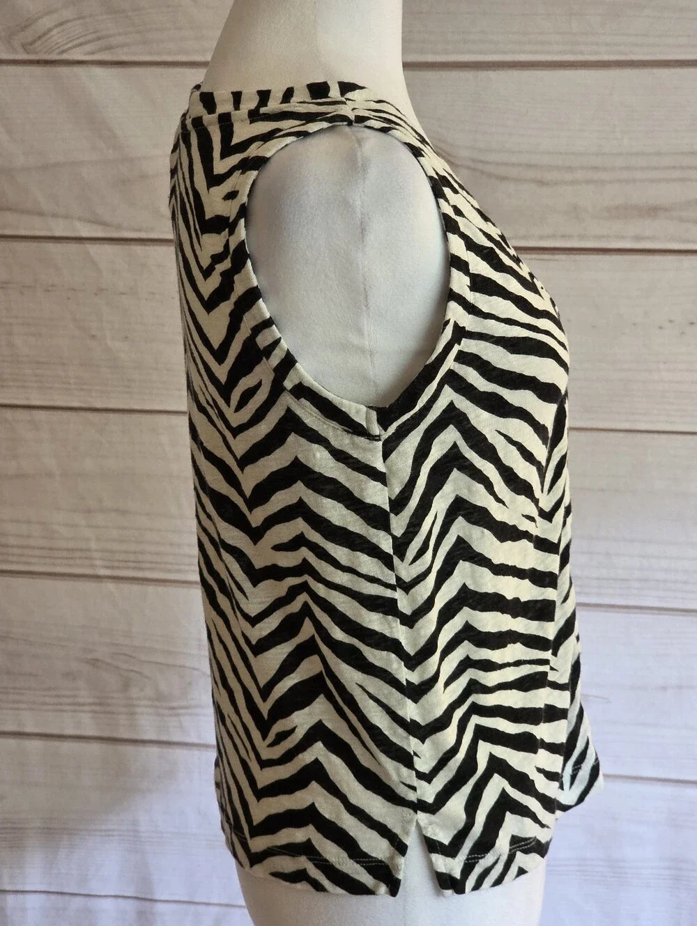 Tahari Zebra-Print Button Front V-Neck Tank Top Size Medium Linen